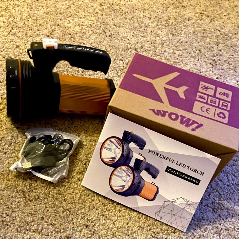 NWT🏷🔦💡LED Rechargeable Portable Flashlight